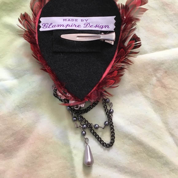 Glampire Design (Etsy shop) small red feather clip - Picture 3 of 4